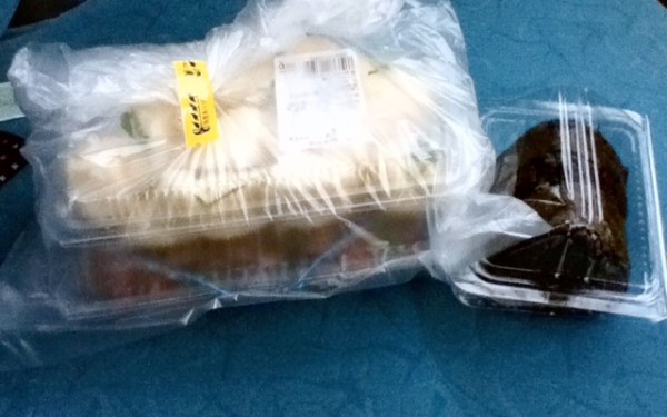 小雨降ってもお客がイッパイ(おんなの駅)