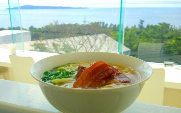 美ら海水族館のすぐ近く、絶景カフェでいただく沖縄そば