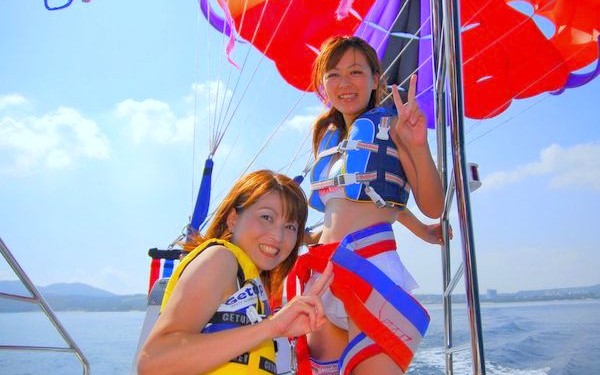 人気の恩納村200ｍパラセーリング