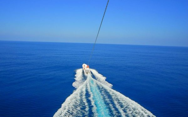 人気の恩納村200ｍパラセーリング