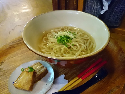 独創的な沖縄そばが味わえる「金月そば」（読谷村）