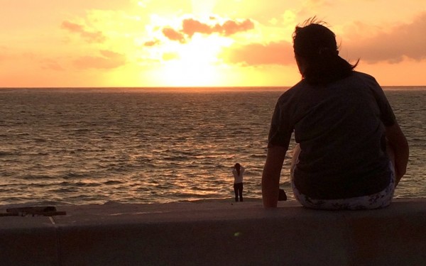 娘と二人旅ができる喜びを感じる夕暮れでした。｜沖縄旅の思い出ﾌｫﾄｺﾝﾃｽﾄ