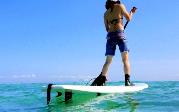 スタンドアップパドルボード(SUP)で沖縄の海をクルージング!恩納村