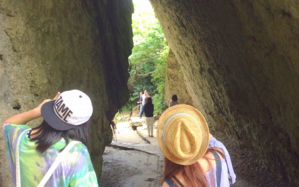 斎場御嶽の厳かな雰囲気と大きな岩肌に感動|沖縄旅の思い出フォトコンテスト