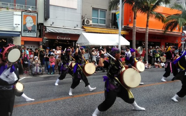 夏のお約束！“一万人エイサー踊り隊”