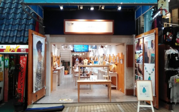 沖縄の海を閉じ込めたアクセサリー kocchi&kocchi/長七屋(那覇市)