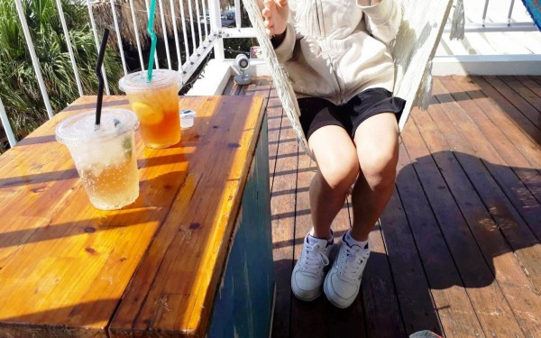 ハンモックにすわり海を眺めてカフェタイム(豊見城市)