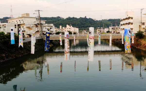 国場川に　こいのぼりがたくさん(那覇市)