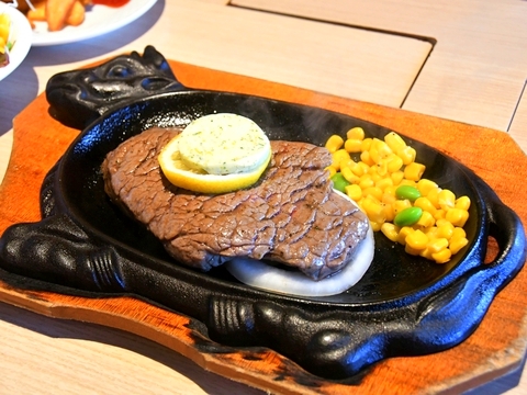 サラダバー充実の「赤瓦」のステーキが旨い！（名護市）