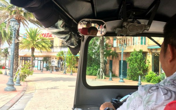 美浜アメリカンビレッジをトゥクトゥクで走ってきた!(北谷町)