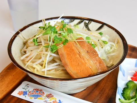 道の駅併設の「ぶながや食堂」でいただく沖縄そば（大宜味村）