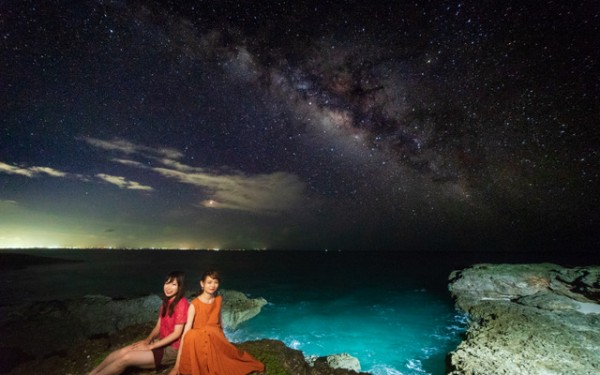 宮古島で星空フォトを体験♪星がない夜は月光フォトに花火フォト!ペンライトアートや雨フォトもあるんだぞ~!
