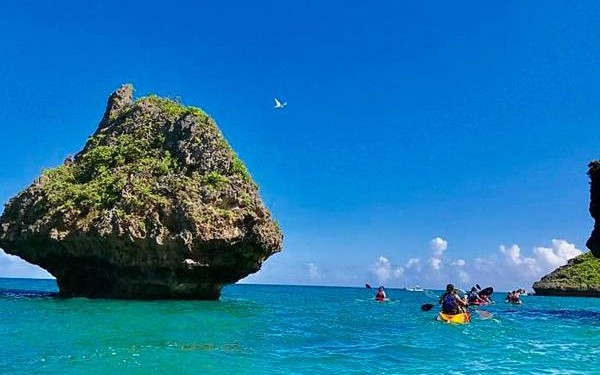 これだ!浜比嘉島で絶景カヤックするならこのツアーに決まりだ!3歳からOKなので親子で海に漕ぎ出そう!