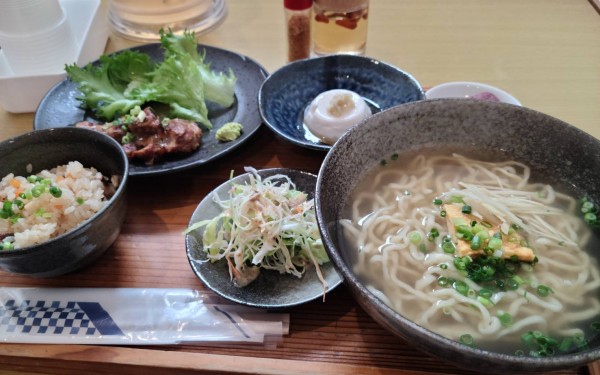 移転オープンした沖縄そば屋さん[むかいや]　糸満市
