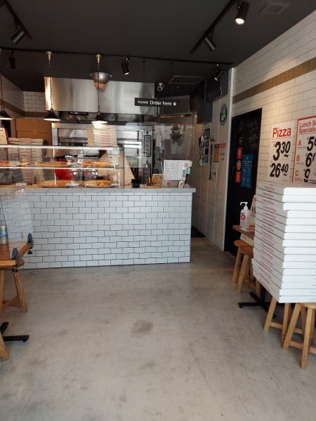 ニューヨークピザオキナワ店内