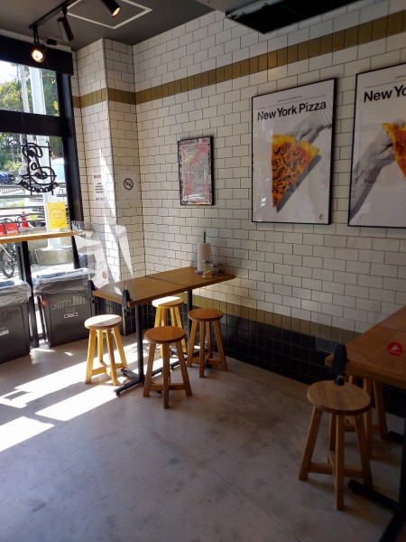 ニューヨークピザオキナワテーブル席