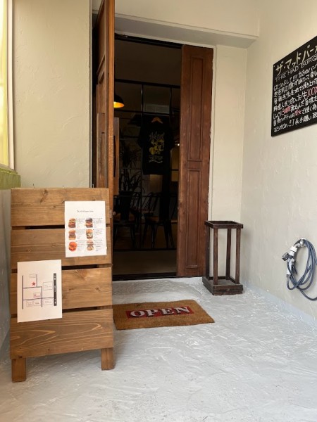 マッドバーガー入口