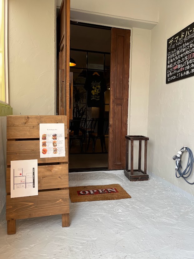 マッドバーガー入口