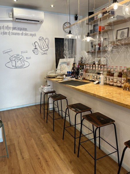 ブラウンロール店内カウンター