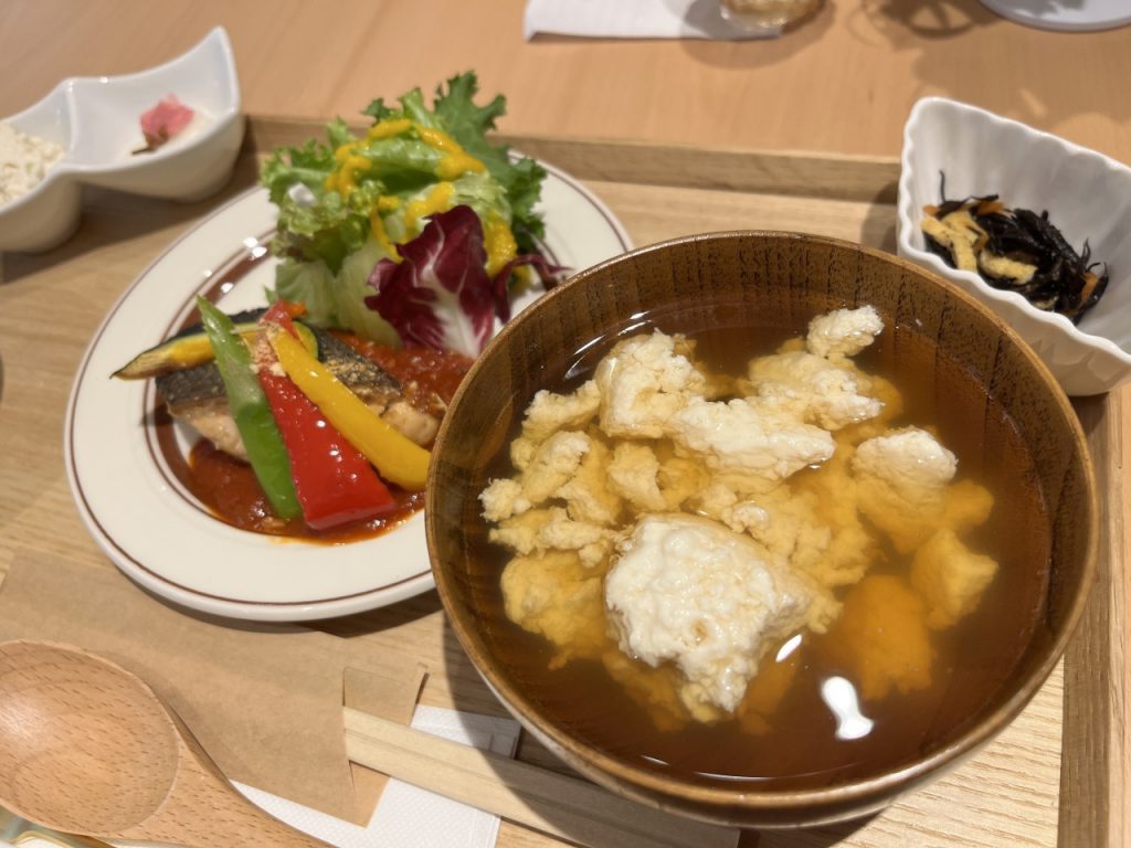 ゆし豆腐と小鉢