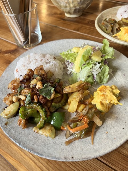 やんばる鶏と島野菜のカシューナッツ炒めプレート