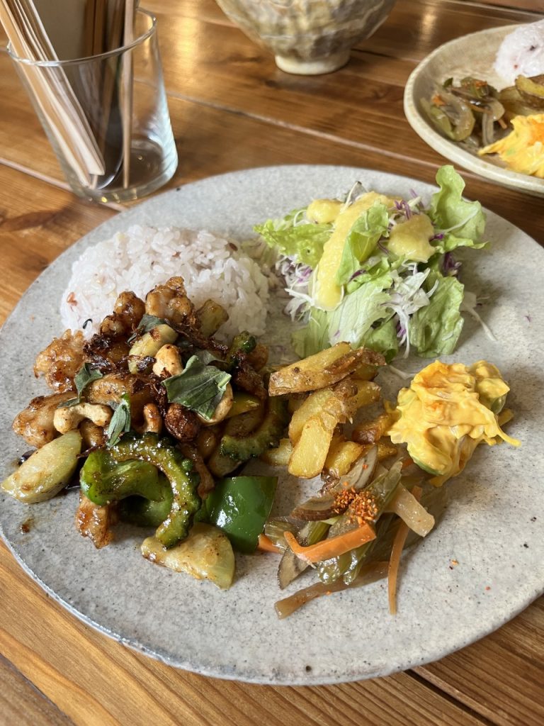 やんばる鶏と島野菜のカシューナッツ炒めプレート