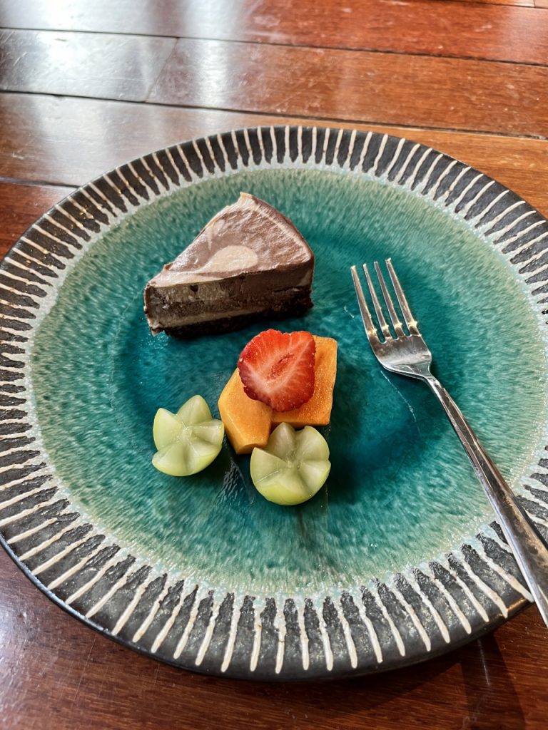 スワール模様のチャイ＆カカオのローケーキ