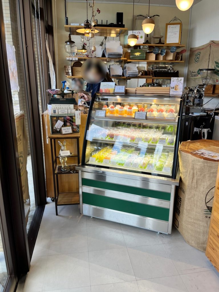 パティシエマエサン店内