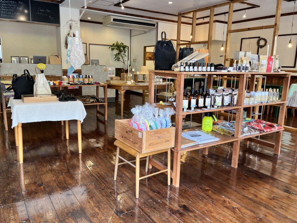 余白に愛を店内２