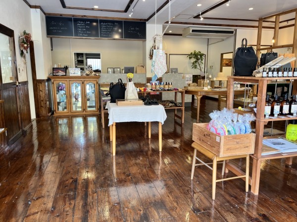 余白に愛を店内