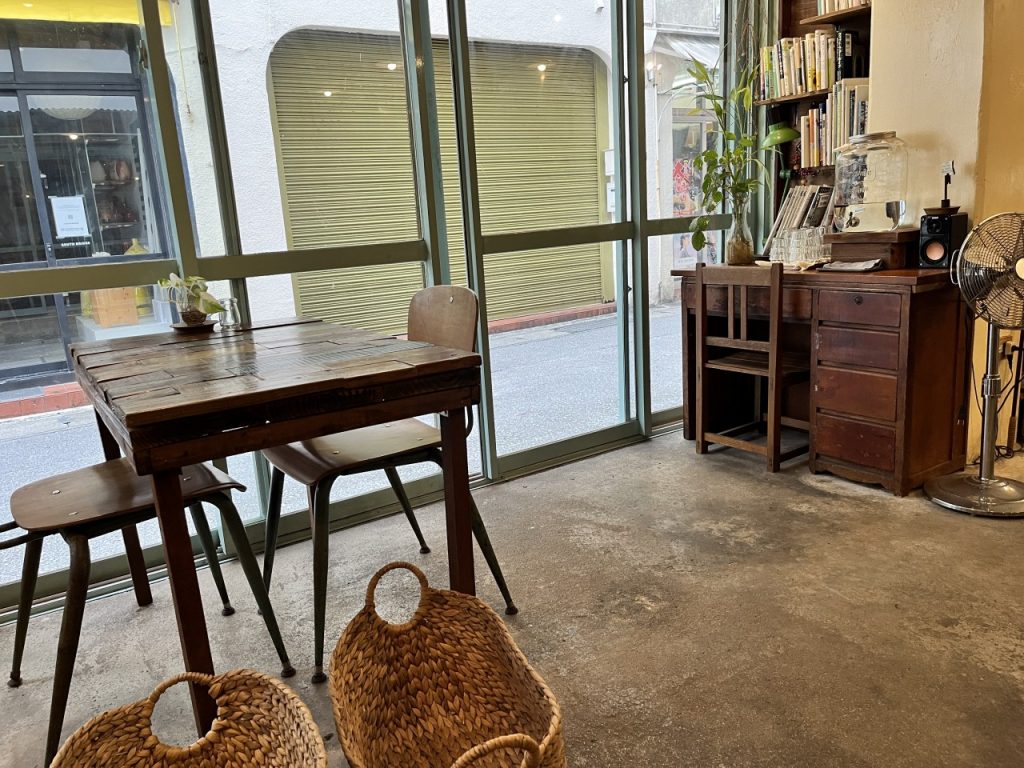 自然食とおやつmanaテーブル席